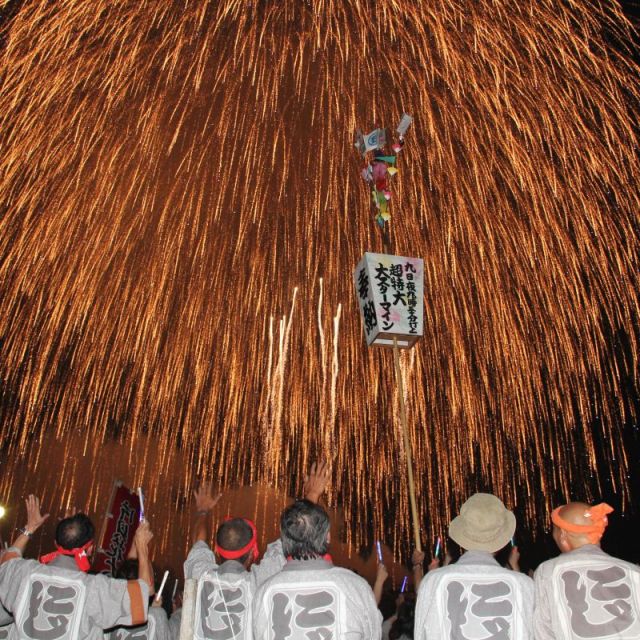 Фейерверки «Катакай Мацури», посвящённые празднованию осени в храме Асахара