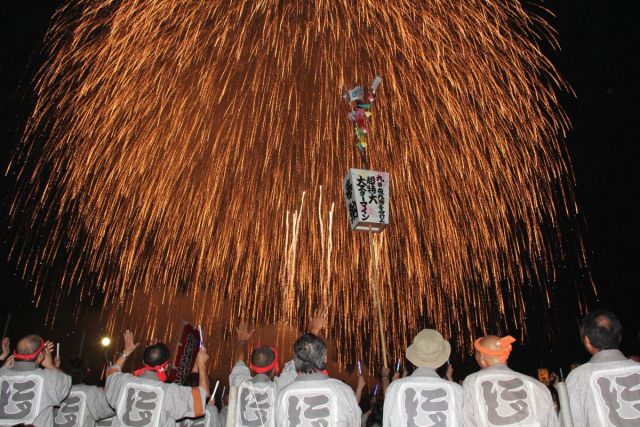 Фейерверки «Катакай Мацури», посвящённые празднованию осени в храме Асахара