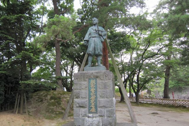 Statute of Yasube Horibe Taketsune