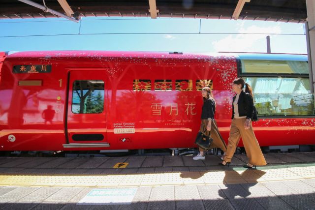Круизный поезд Setsugekka ж/д компании Echigo Tokimeki