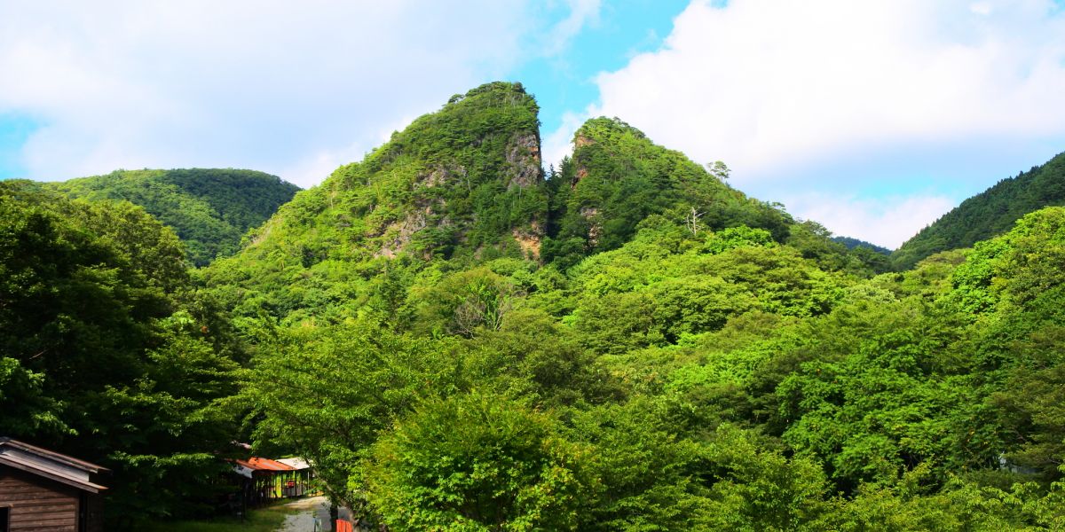 A picture of the Doyu-no-warito Opencut Site, formed by surface mining, where gold and silver veins exposed at the surface were directly extracted.